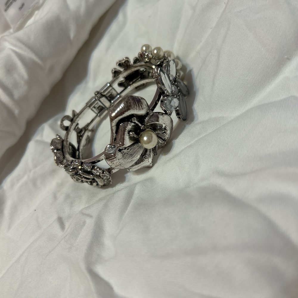 Elegant Silver Floral Bracelet with Pearls